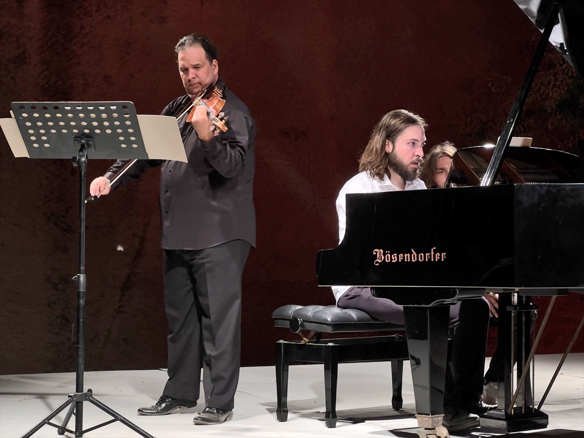 Gümüşlük Müzik Festivali'nde kemancı Zalai ve piyanist Gökbudak konseri