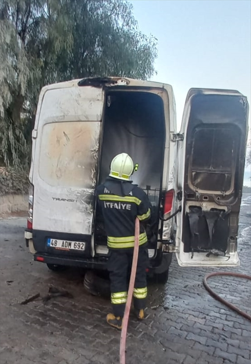 Bodrum'da minibüste çıkan yangın söndürüldü