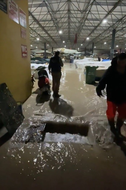 Milas'ta şiddetli yağış semt pazarını sular altında bıraktı