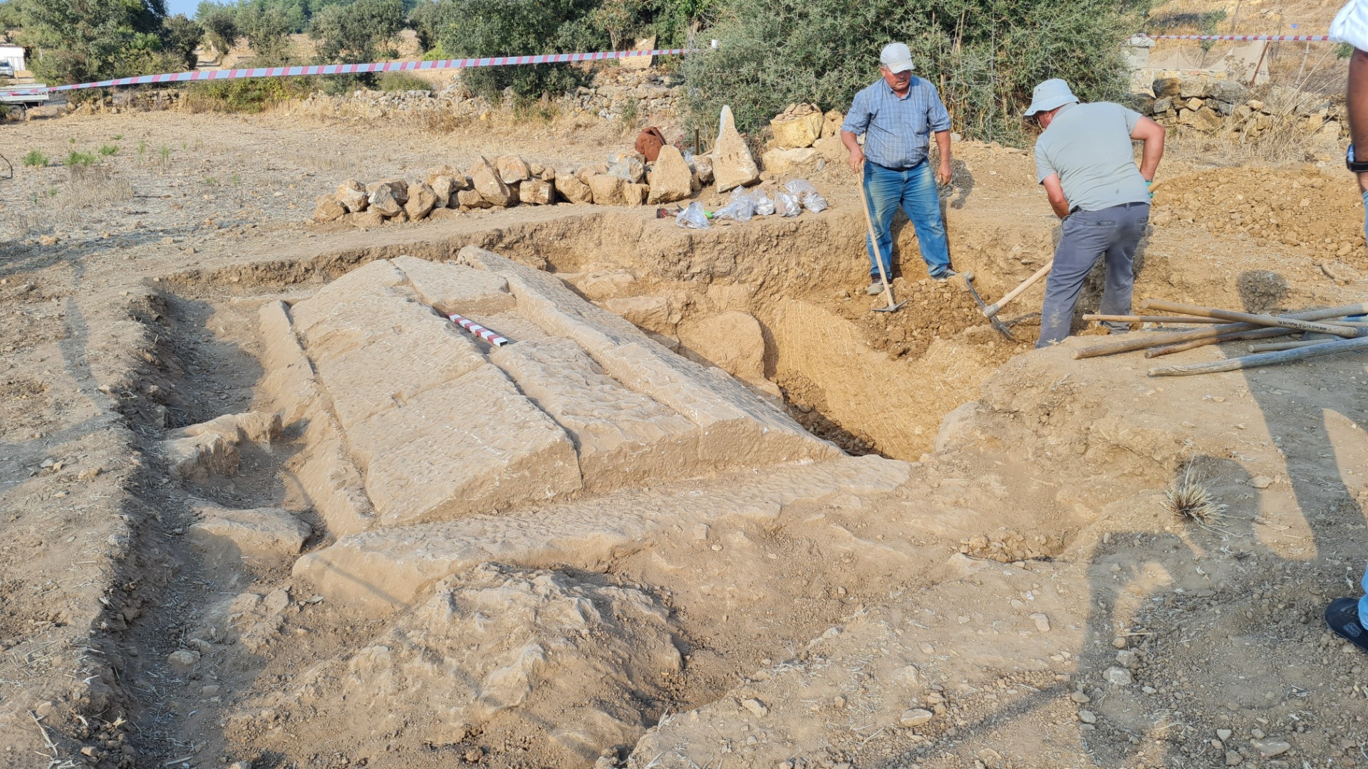 Tarlada heyecanlandıran keşif: 2 bin 400 yıllık olduğu tahmin edilen oda mezar bulundu