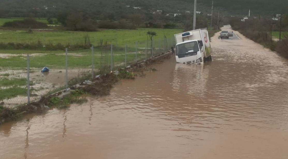 Bodrum'da sağanak yağışta yolları su bastı