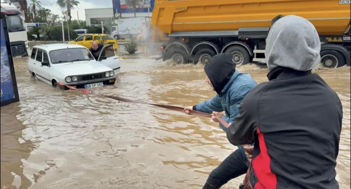 Bodrum'u yağışa teslim! Yollar suyla doldu, araçlar mahsur kaldı…