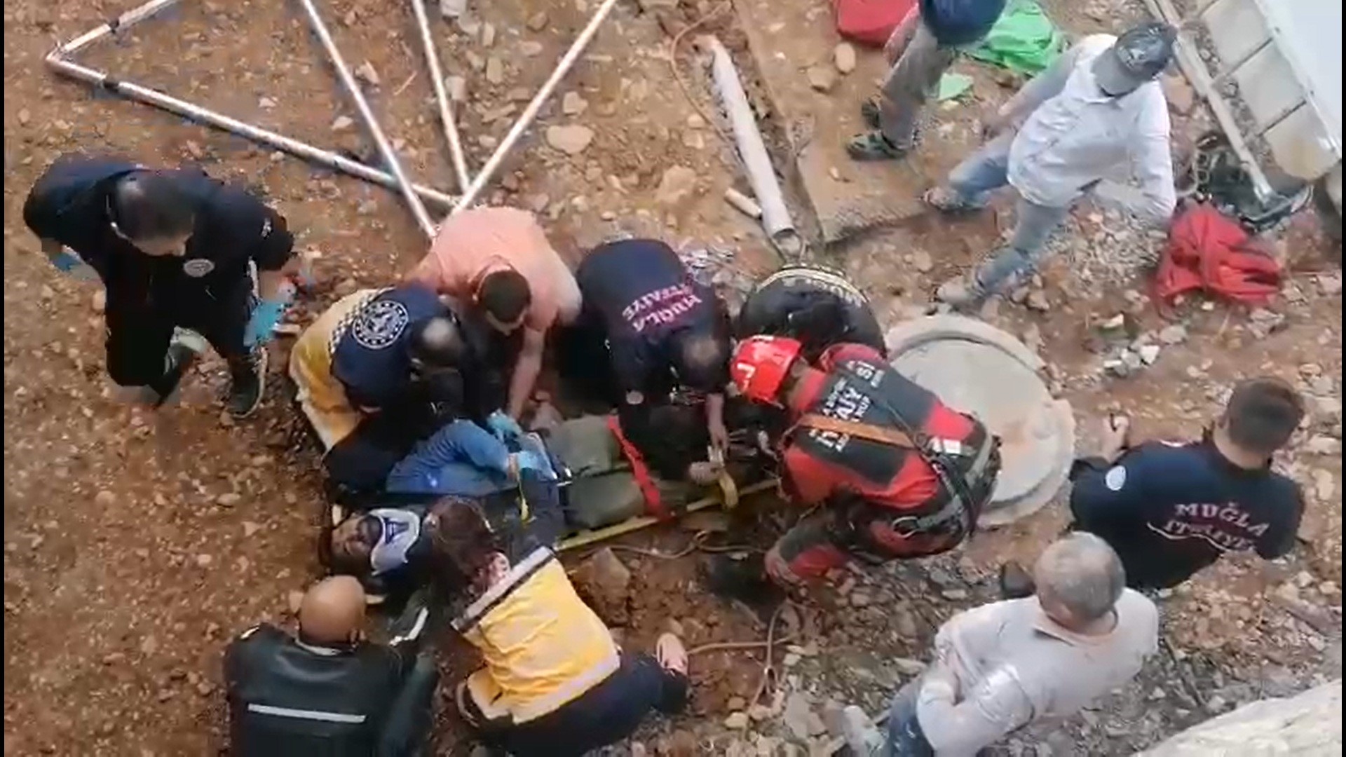 Kuyuya düşen işçiyi itfaiye kurtardı