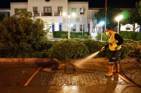 BODRUM'DA KAMUSAL ALANLAR DEZENFEKTE EDİLİYOR