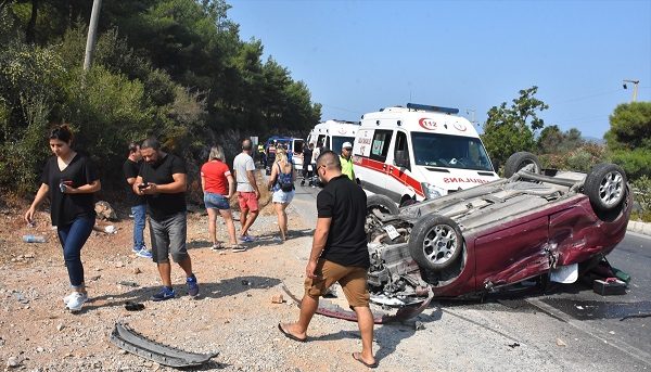 OTOMOBİLİN DEVRİLDİĞİ KAZADA 5 KİŞİ YARALANDI