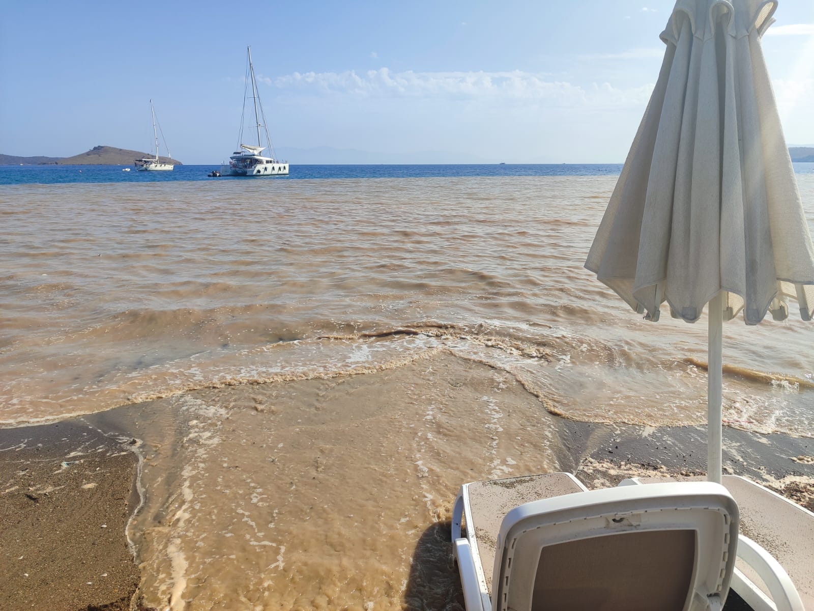 Turistler akan suyu foseptik suyu sanıp denize girmedi 