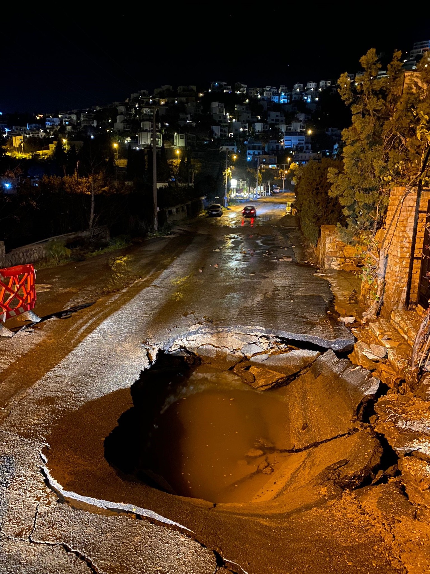 Bodrum’da yine isale hattı patladı, ev ve bahçeleri su bastı!