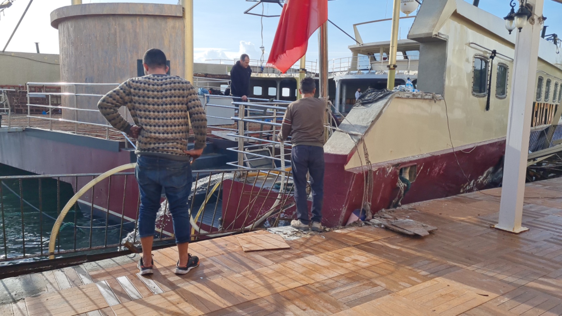  Yüzer disko Catamaran için kurtarma çalışması yapılıyor