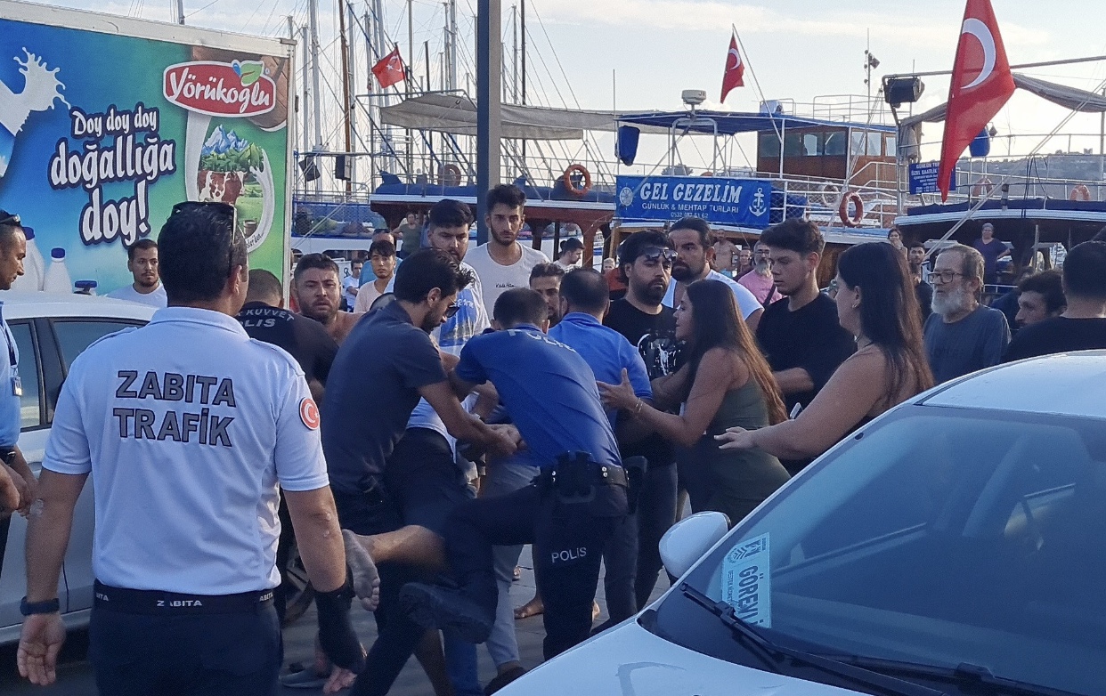 İki grup birbirine girdi, ortalık savaş alanına döndü: 1 polis yaralı