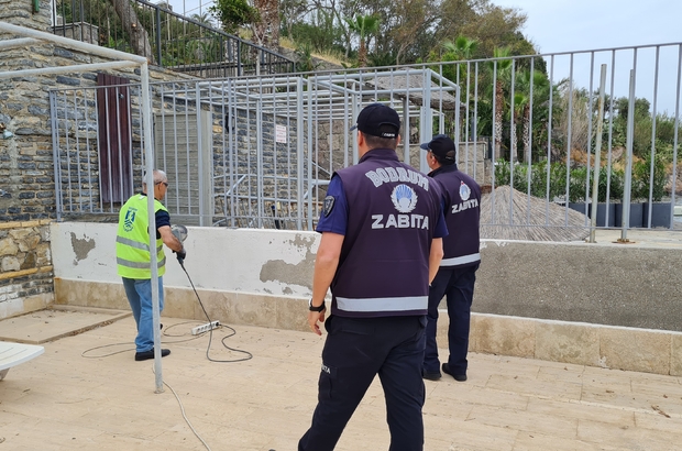 BODRUM’DA SAHİLİN PARMAKLIKLARLA KAPATILMASI TEPKİ ÇEKTİ… “SAHİL KİMSENİN BABASININ MALI OLAMAZ!”