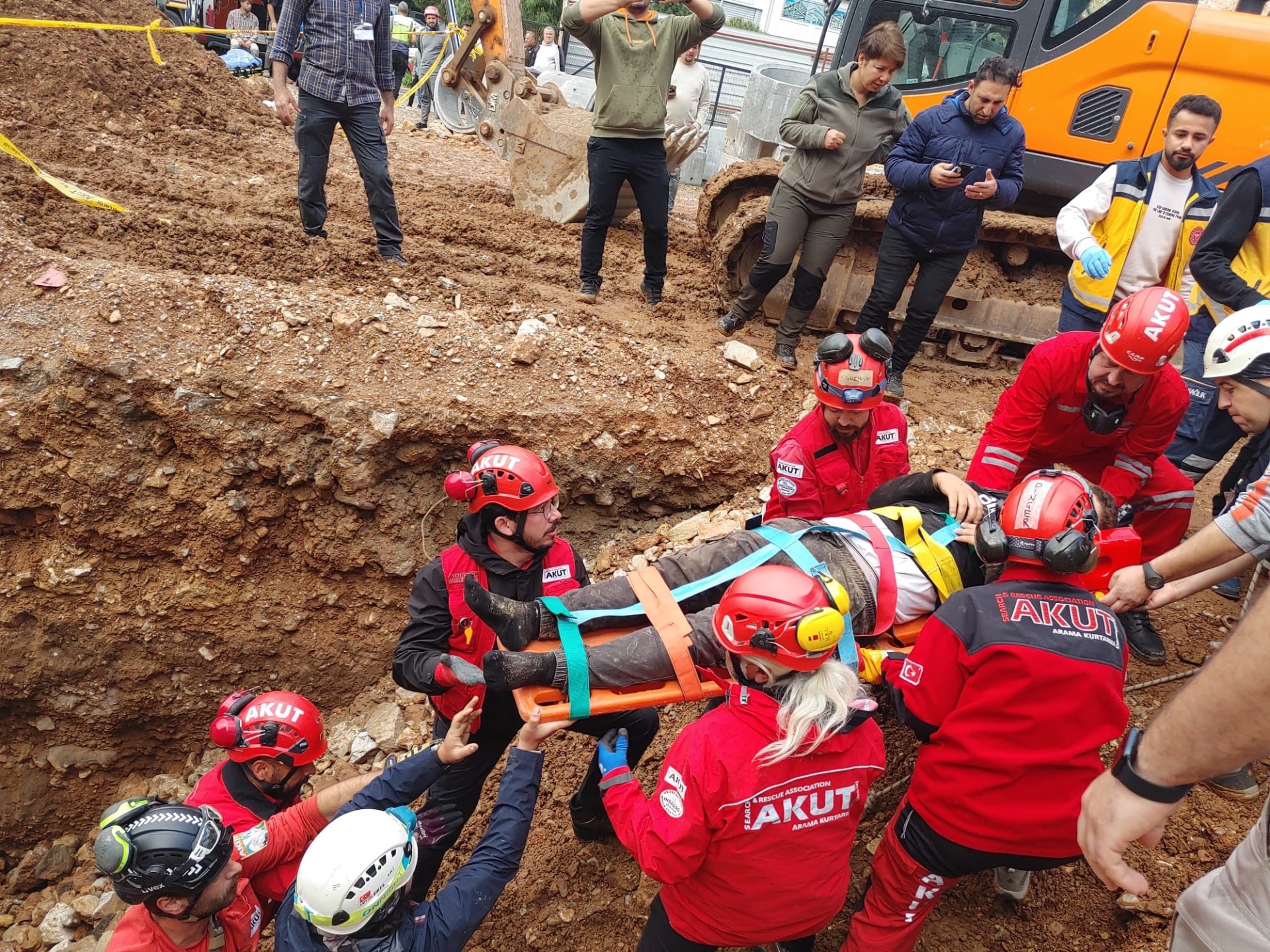 Bodrum'da işçiler toprak altına kaldı