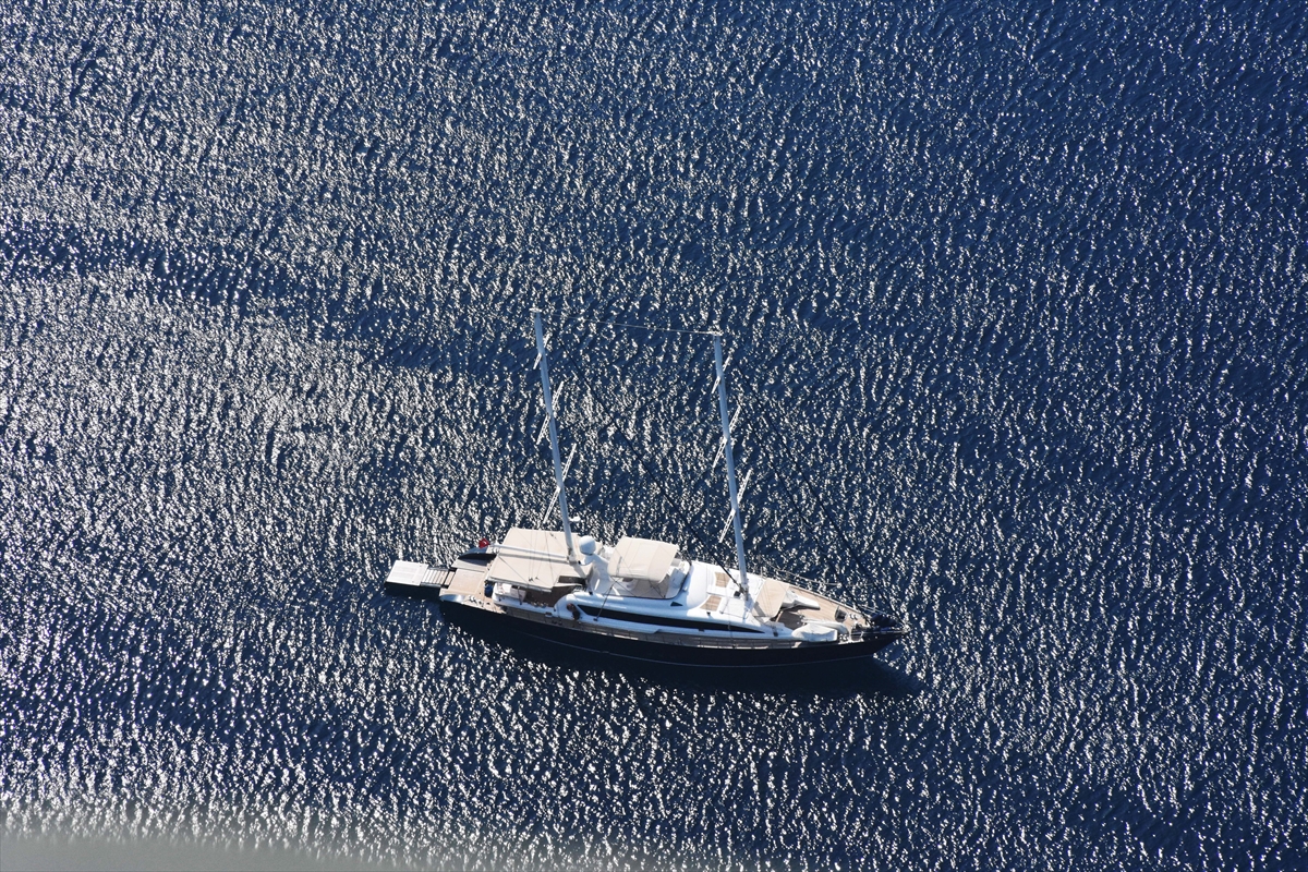 Bodrum'un maviyle yeşilin bütünleştiği koylarında yat hareketliliği yaşanıyor