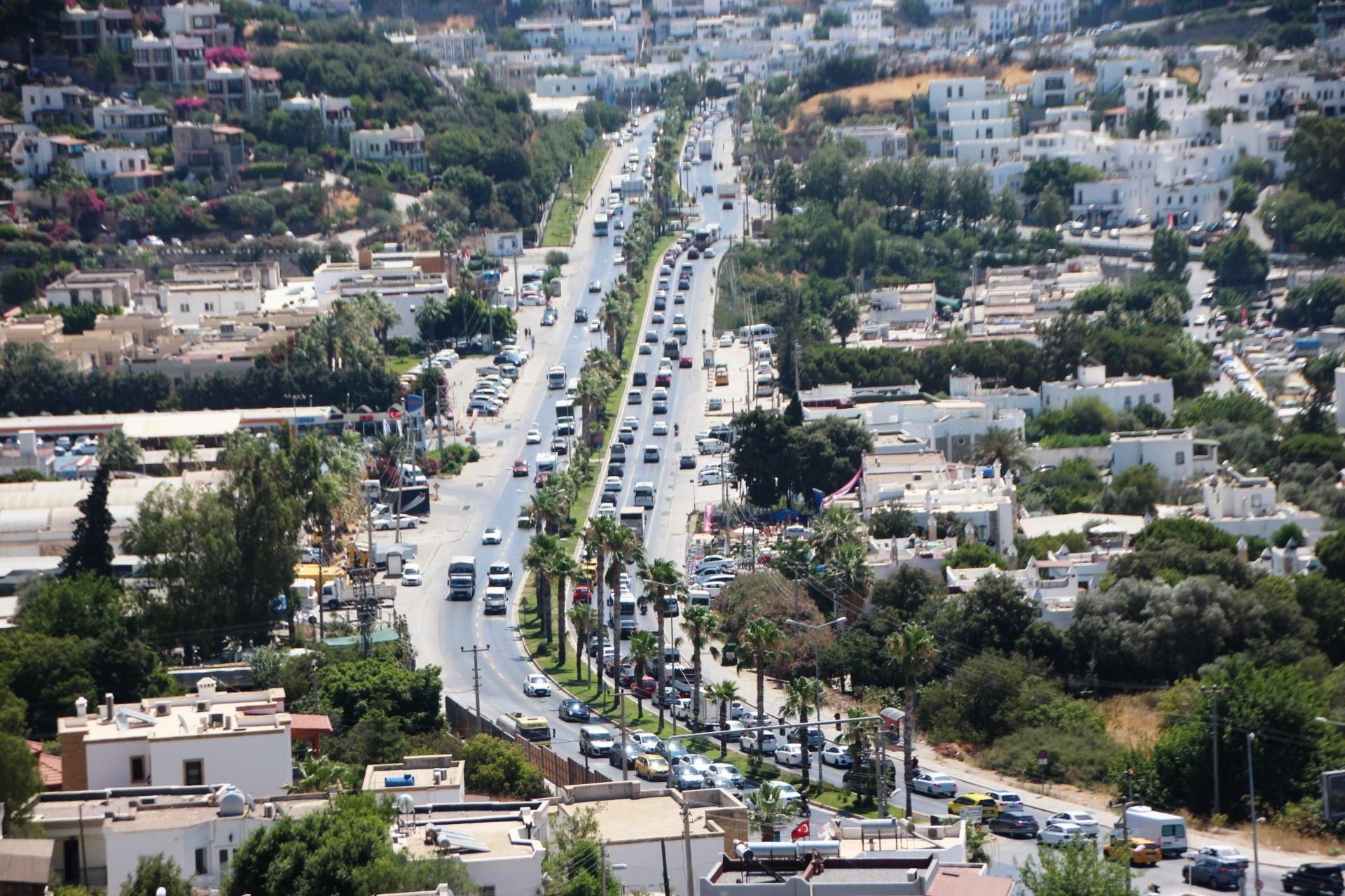 Bodrum’a tatilci akını başladı: Trafik kilitlendi, sahiller taştı!