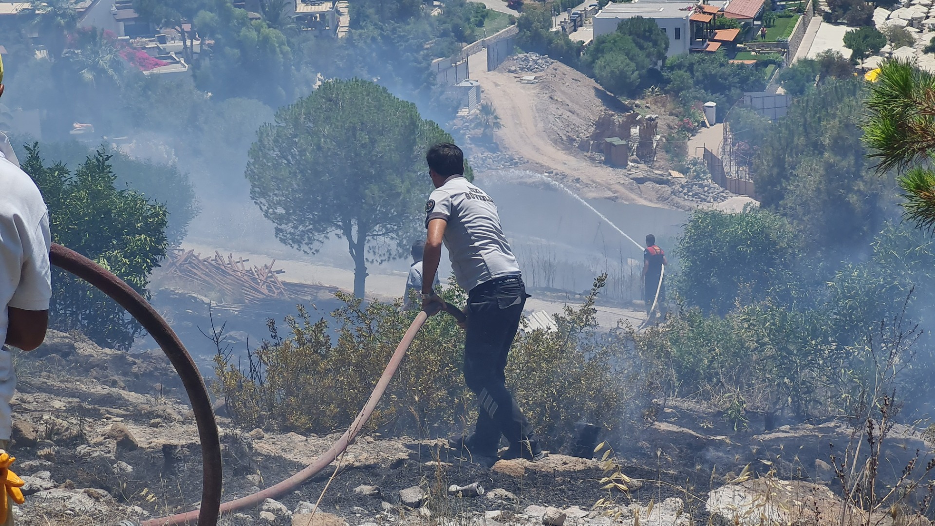 Bitez’deki korkutan yangın evleri de tehdit etti