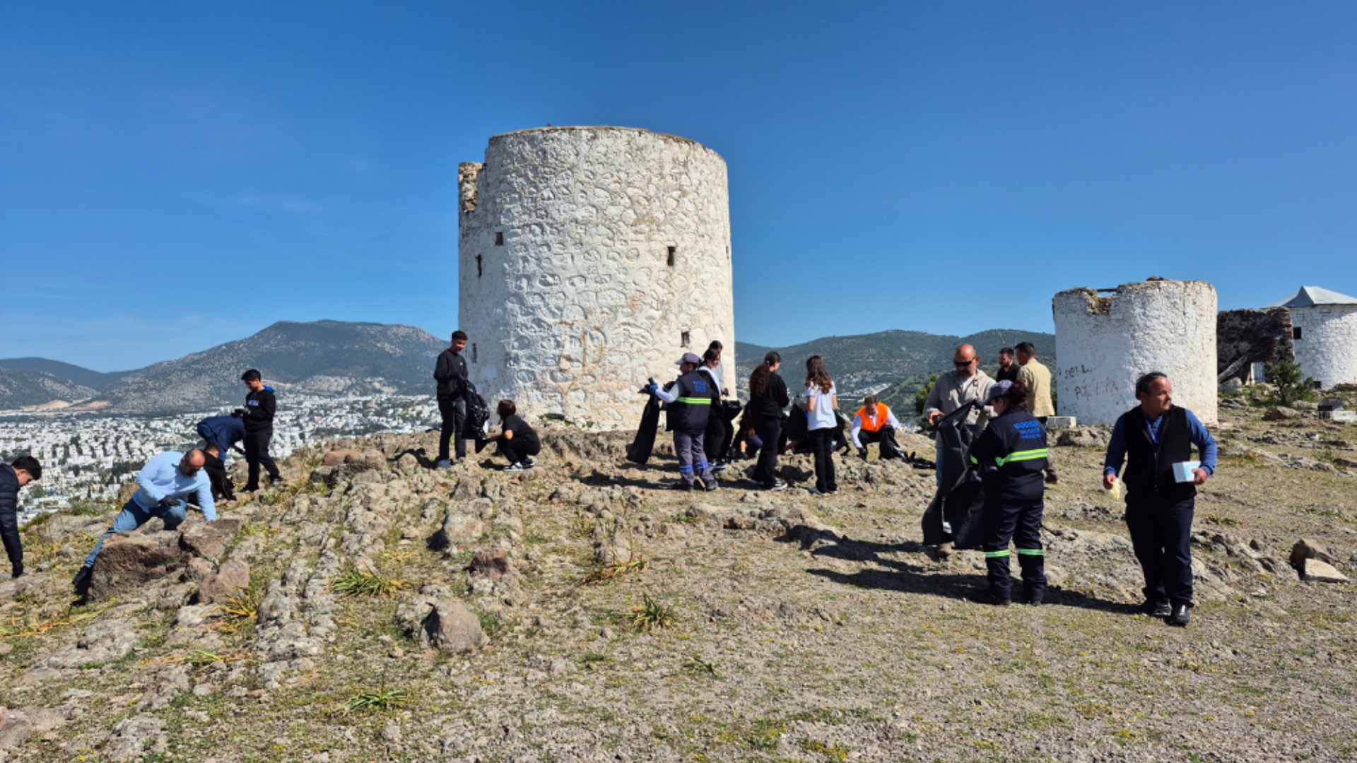 Turizm Haftası'nı temizlik yaparak kutladılar