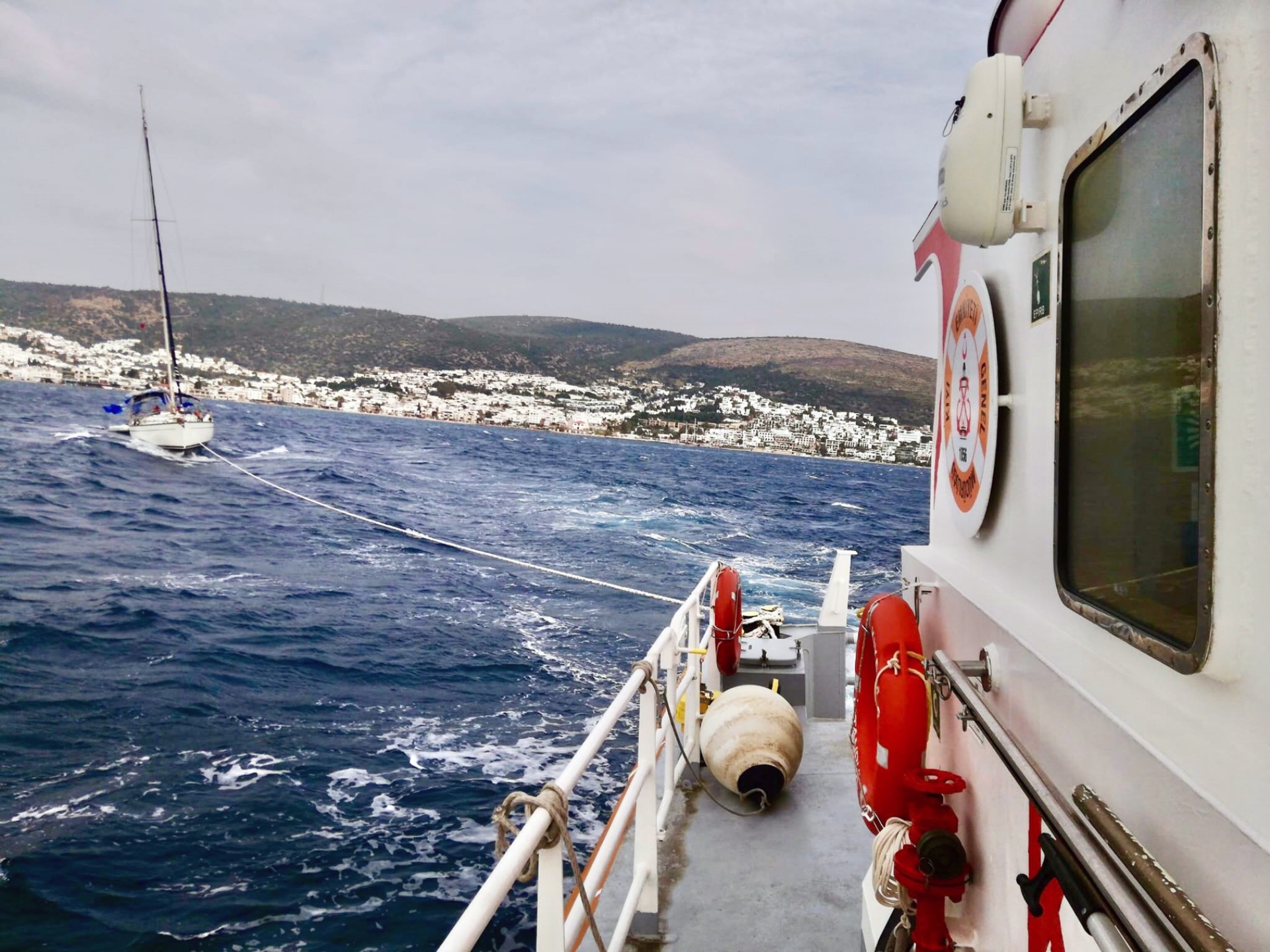 Bodrum açıklarında sürüklenen tekne kurtarıldı 