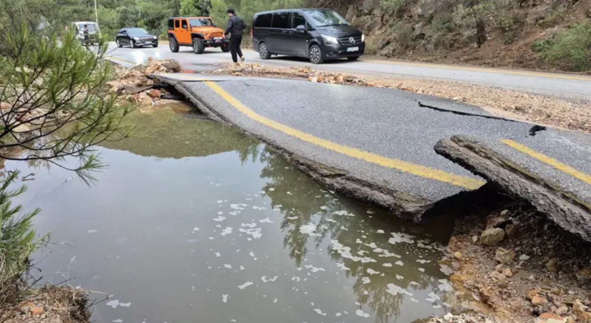 Bodrum'da ana isale hattı patladı, tonlarca su yola aktı