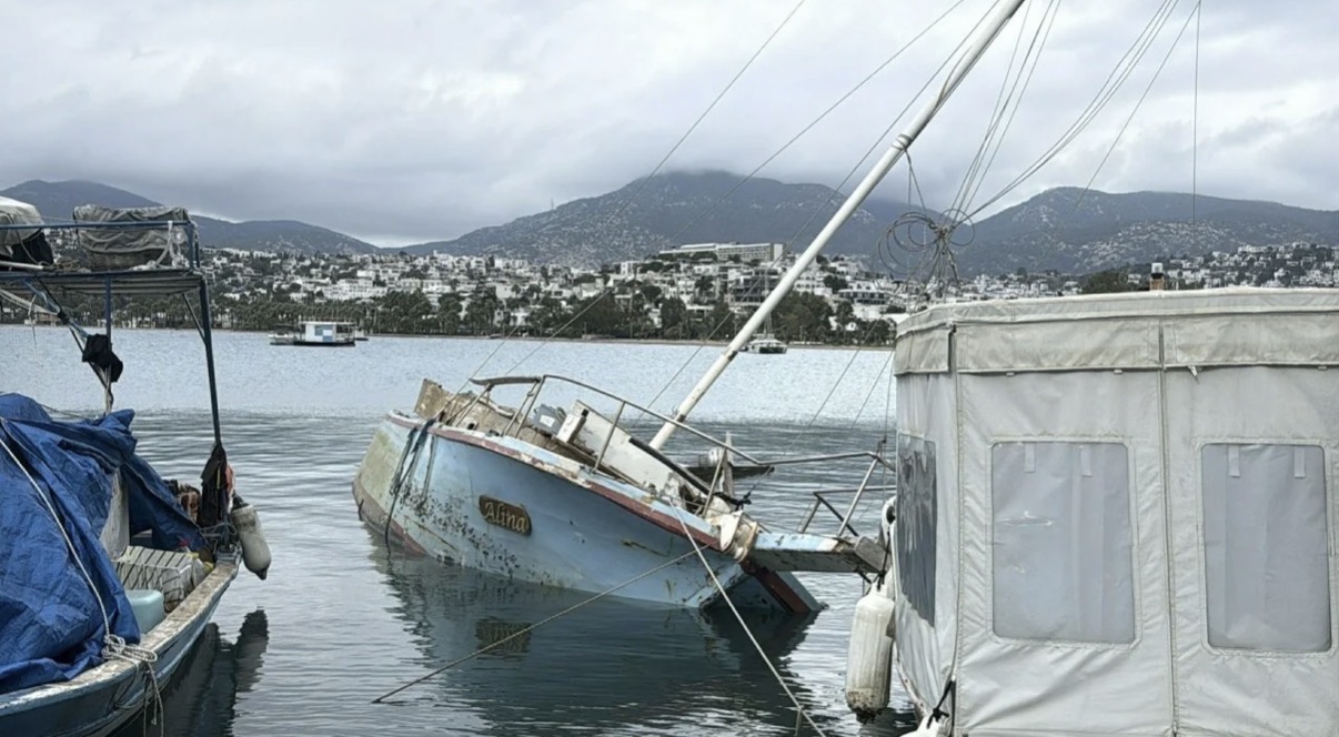 Bodrum'da bir tekne kuvvetli rüzgar nedeniyle su alıp yan yattı