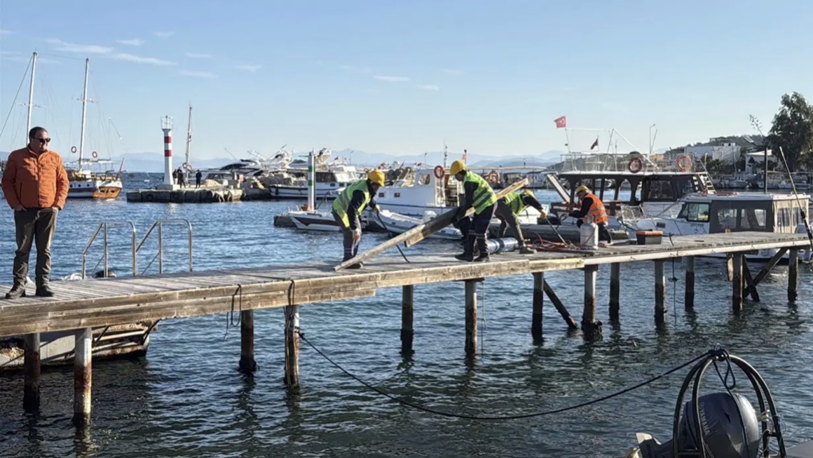Bodrum'da 100 teknenin bağlı olduğu kaçak liman ve iskeleler yıkıldı