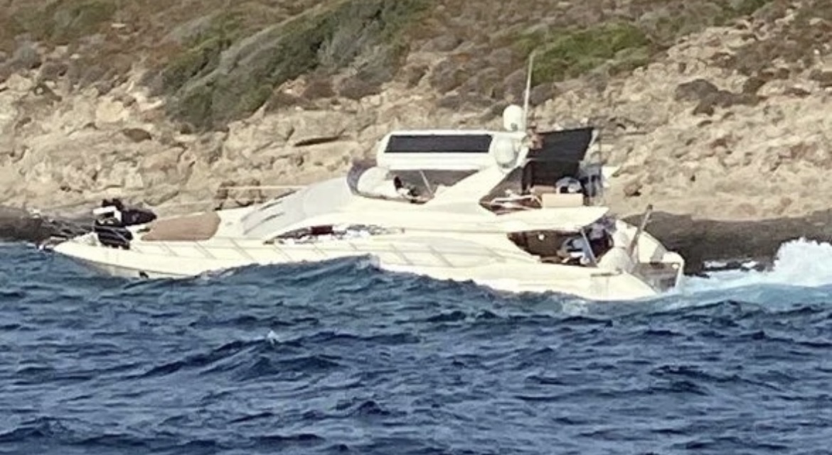 Bodrum’da sürüklenen motoryat, kayalıklara çarptı