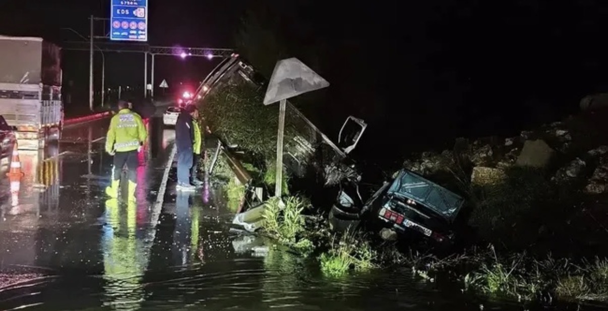 Bodrum’da zincirleme kaza: Yardıma gelen araca kamyonet çarptı, 3 yaralı