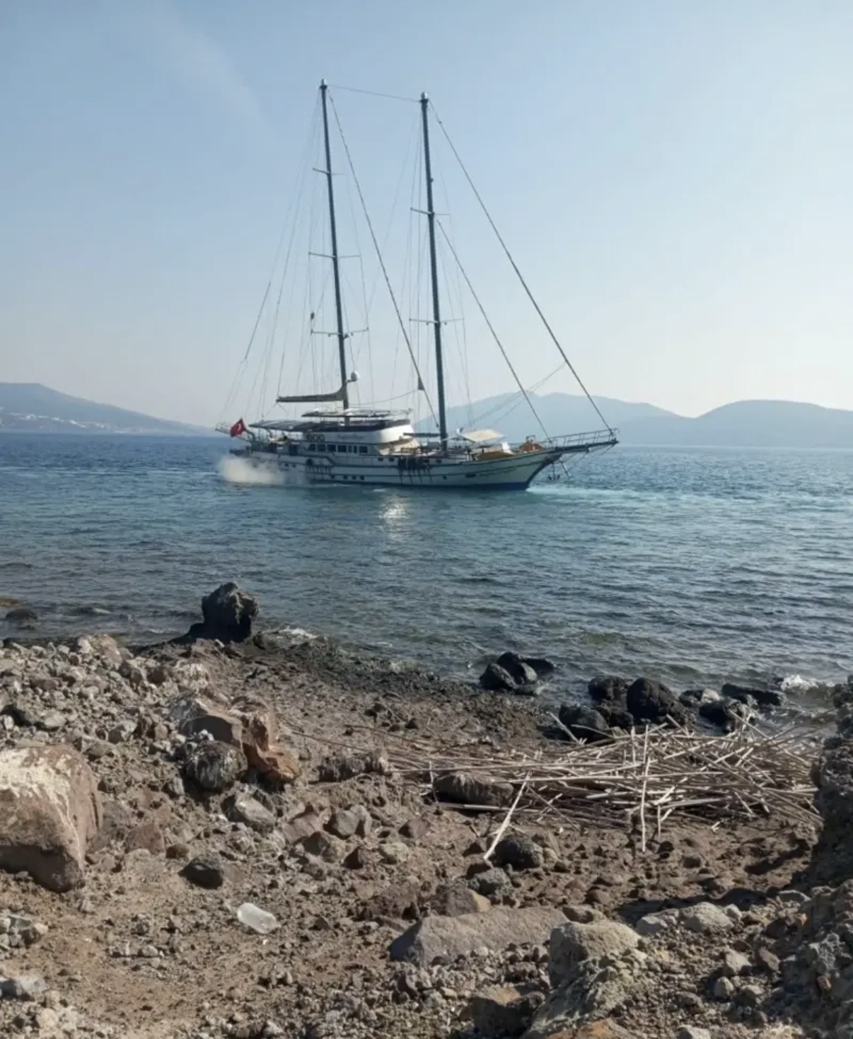 Bodrum'da 41 metre uzunluğundaki yelkenli karaya oturdu