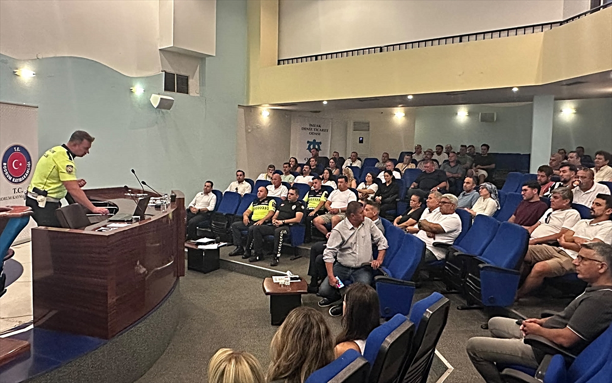 Bodrum'da okul servisi şoförlerine yönelik öğrenci güvenliği toplantısı