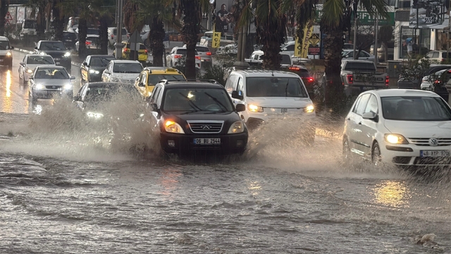 Bodrum sokakları bir saatte göle döndü