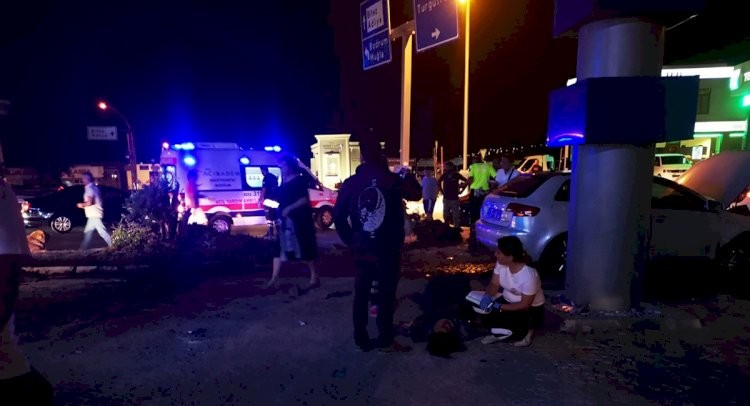 KAVŞAĞA HIZLI GİREN TATİLCİ KAZA YAPTI