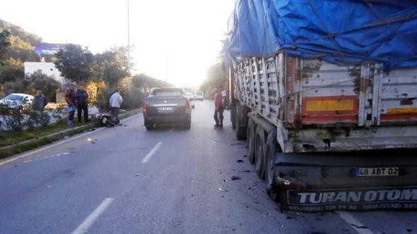 MOTOSİKLET KAMYONA ÇARPTI, 1 ÖLÜ
