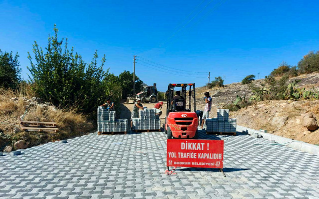 KİLİTLİ PARKE YOL YAPIM ÇALIŞMALARI SÜRÜYOR