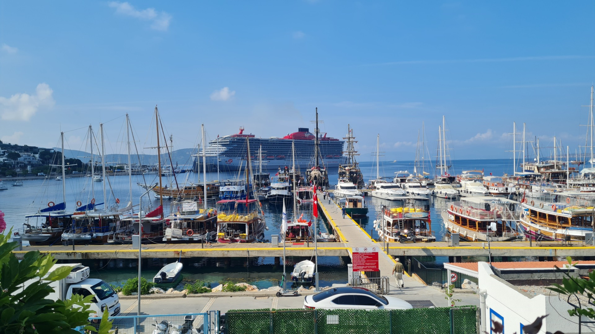 İki kruvaziyer ile Bodrum'a 1982 yolcu geldi