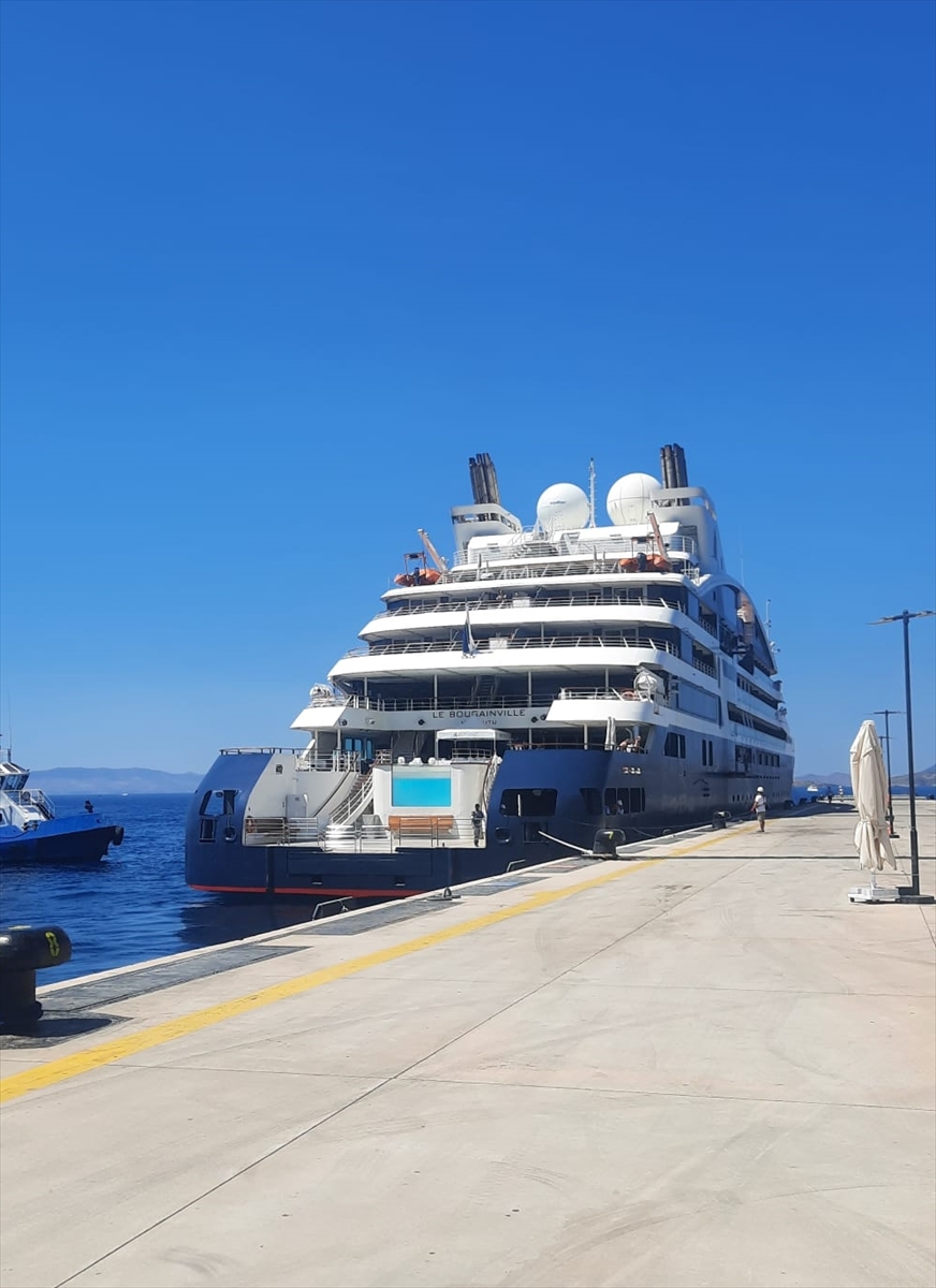 Fransa bayraklı kruvaziyer 'Le Bougainville' Bodrum Limanı'na yanaştı