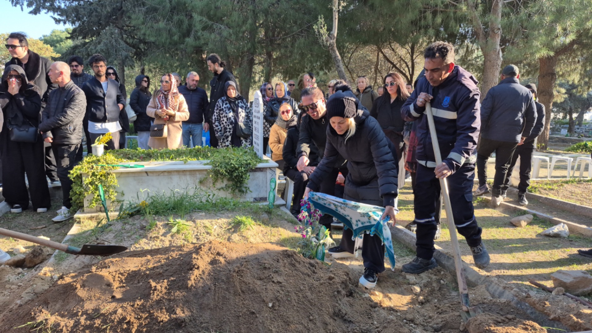 Sanatçı Tanyeli Bodrum'da son yolculuğuna uğurlandı