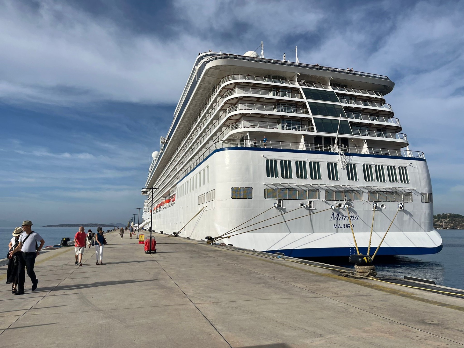 ‘Marina’ adlı gemi bin 200 yolcuyla geldi