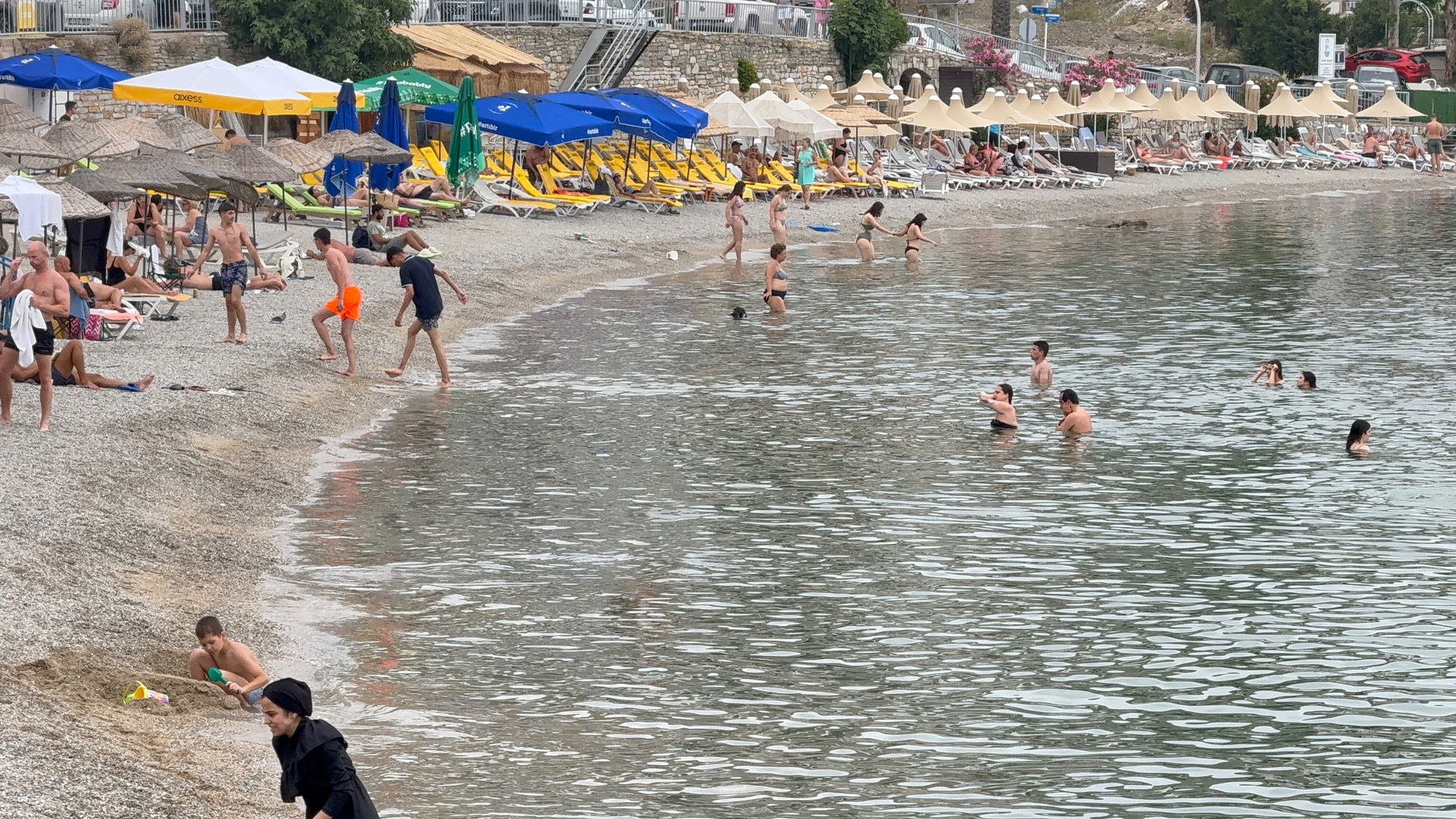 Bodrum'da havaların ısınmasıyla vatandaşlar denize akın etti