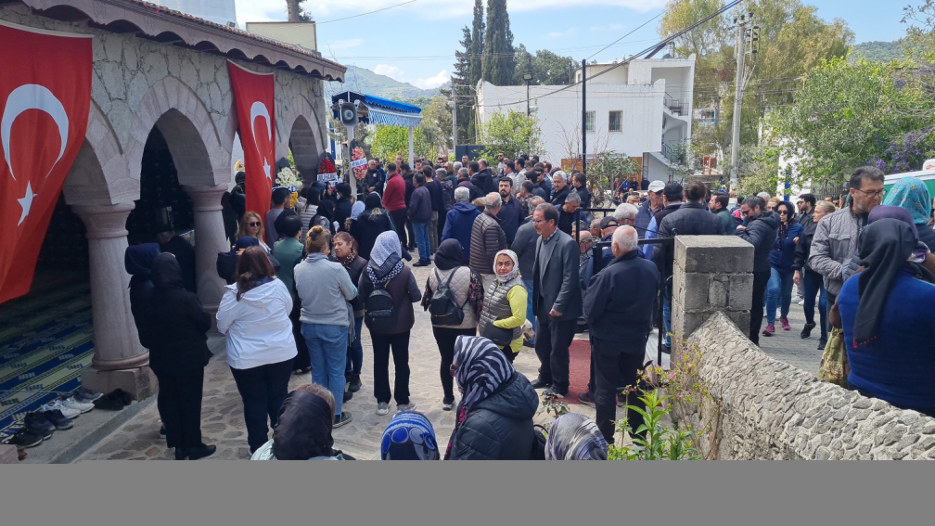 Annesi ve kardeşini öldürüp intihar eden Akpınar, toprağa verildi 