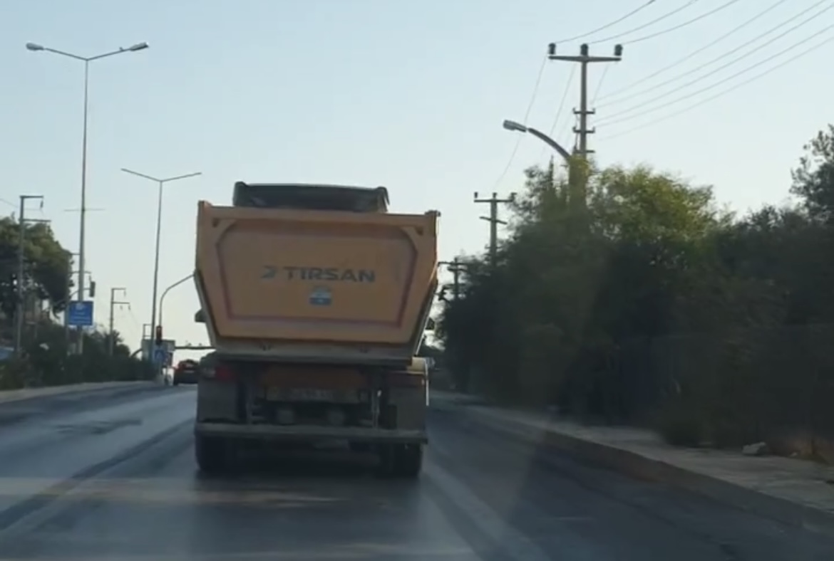 İkaz Lambaları Yanmayan Kamyon Trafikte Tehlike Saçtı! 