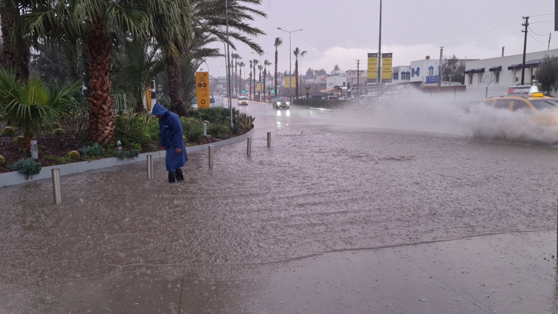 Bodrum’da denizde beliren hortumun ardından dolu ve sağanak bastırdı