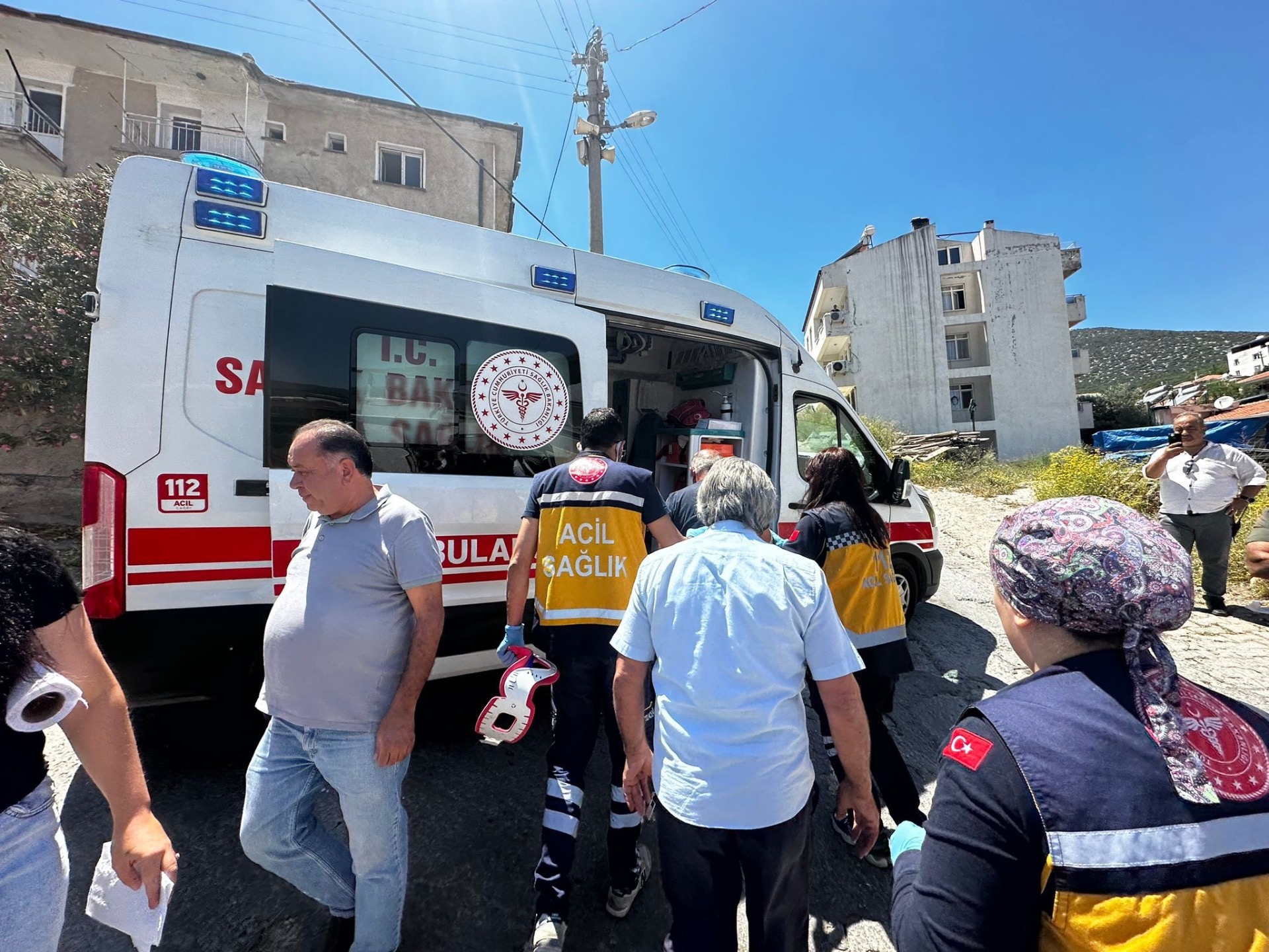 Milas’ta tuğla yüklü kamyon devrildi: 1 yaralı