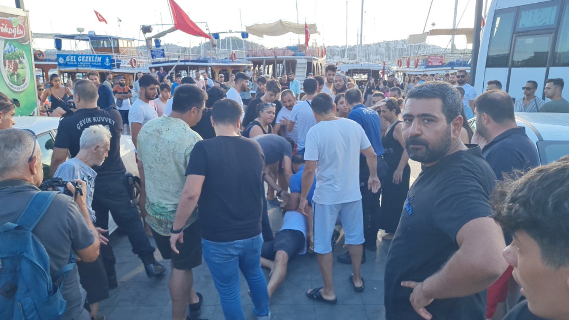 İki grup birbirine girdi, ortalık savaş alanına döndü: 1 polis yaralı