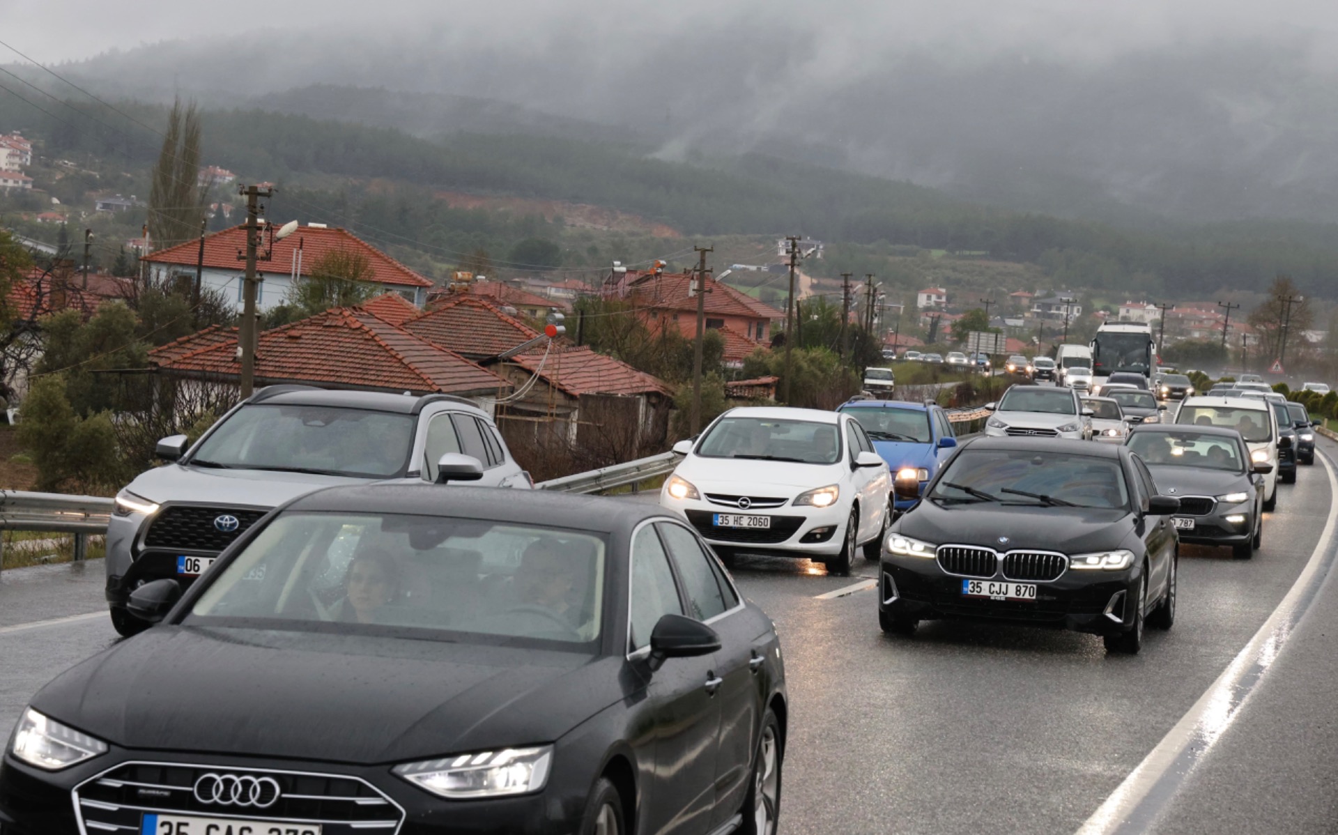 Bayram tatili dönüş yolunda oluşan trafik yoğunluğu çileye döndü