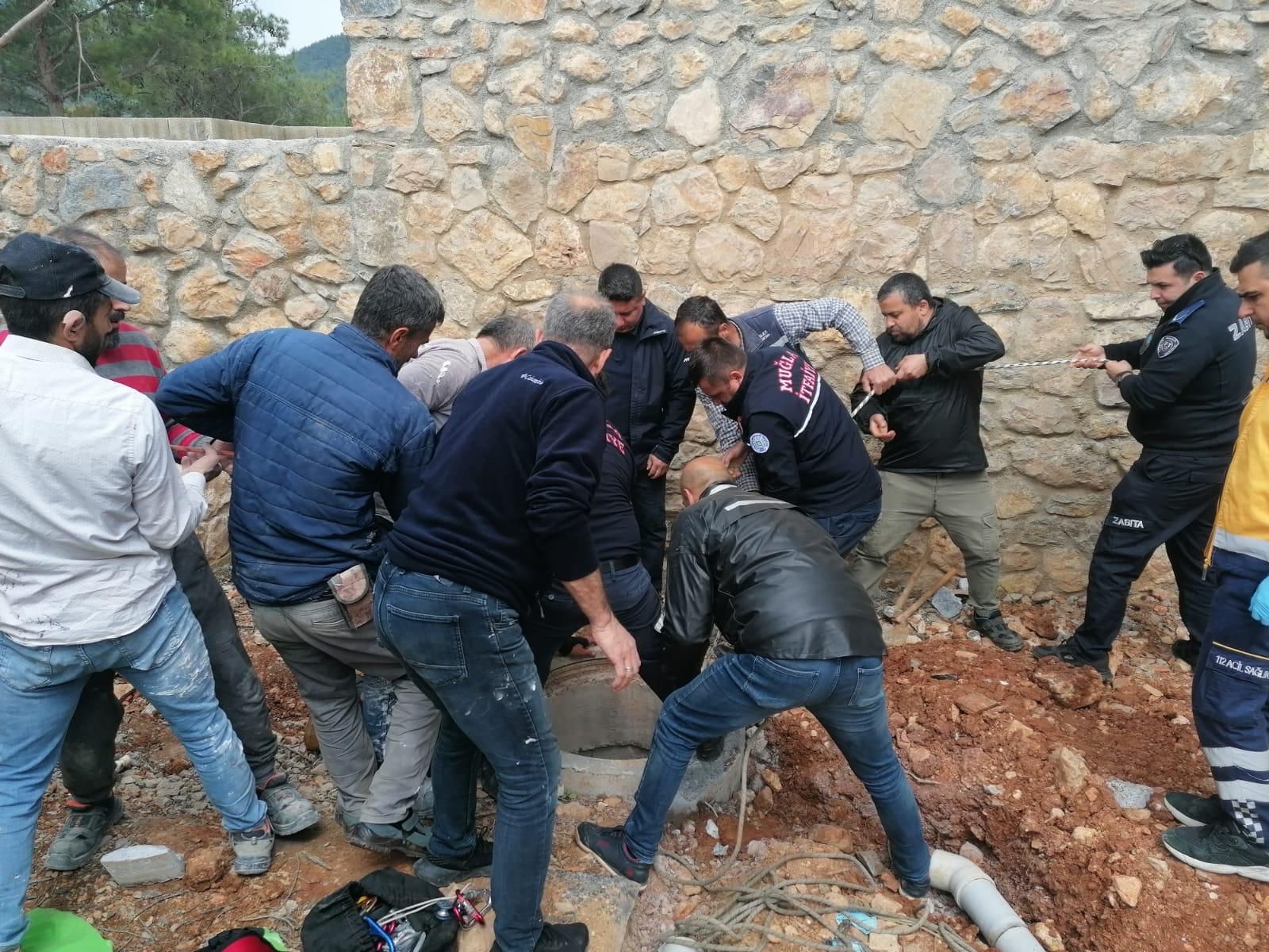 Kuyuya düşen işçiyi itfaiye kurtardı