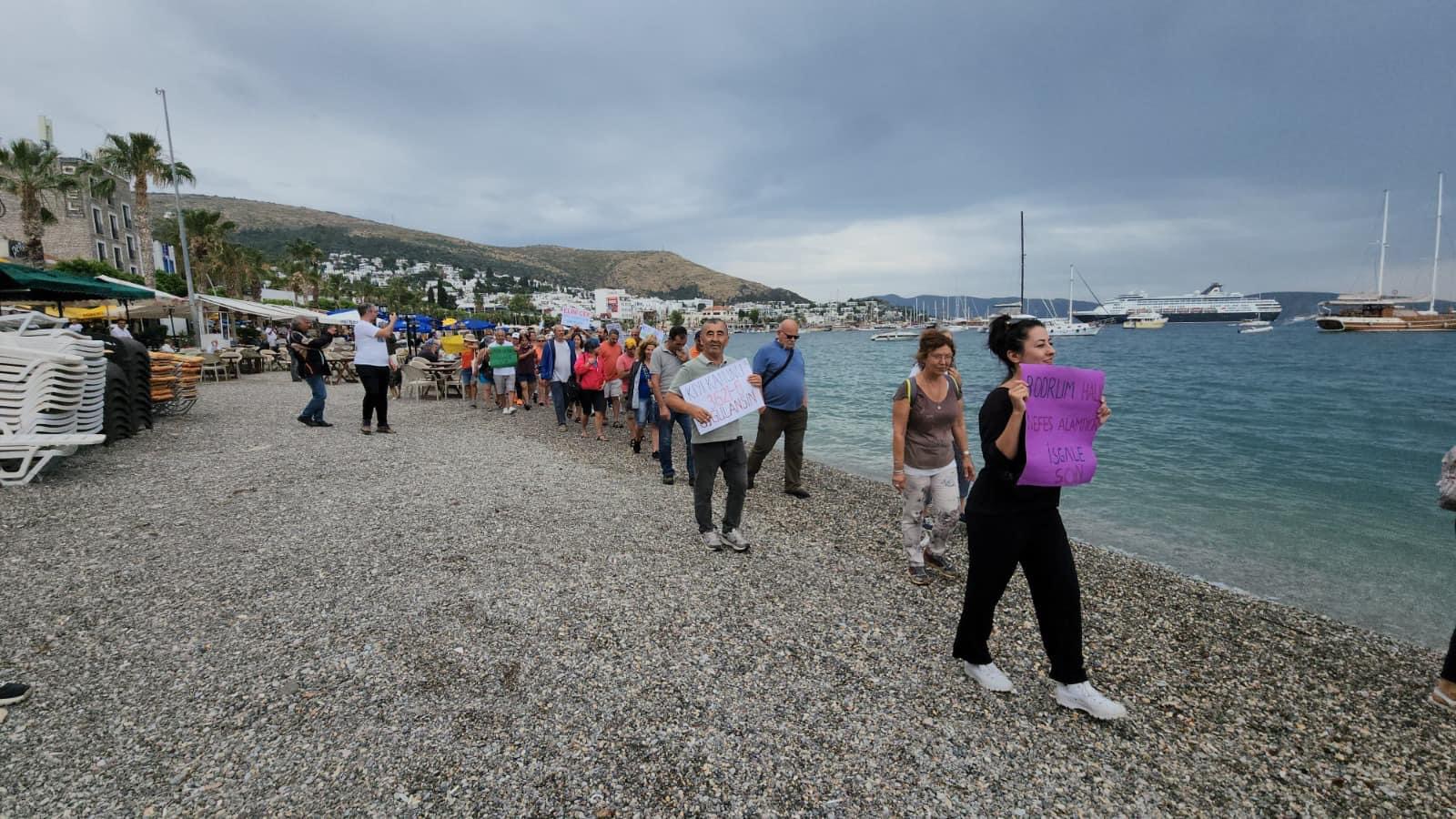 Bodrum’da kıyı işgali eyleminde sahilde yürüyecek yer bulamadılar