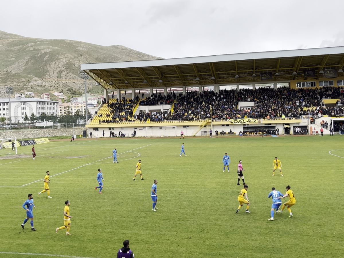 BODRUMSPOR FİNALE YÜKSELDİ. BAYBURT'TAKİ MAÇ KAVGA İLE BAŞLADI, ALKIŞ İLE TAMAMLANDI