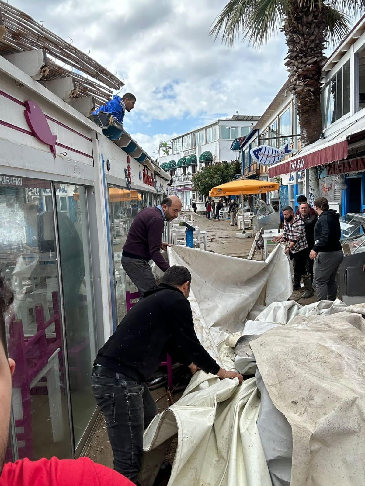 Bodrum’u fırtına vurdu, çatıları uçurdu, camları kırdı