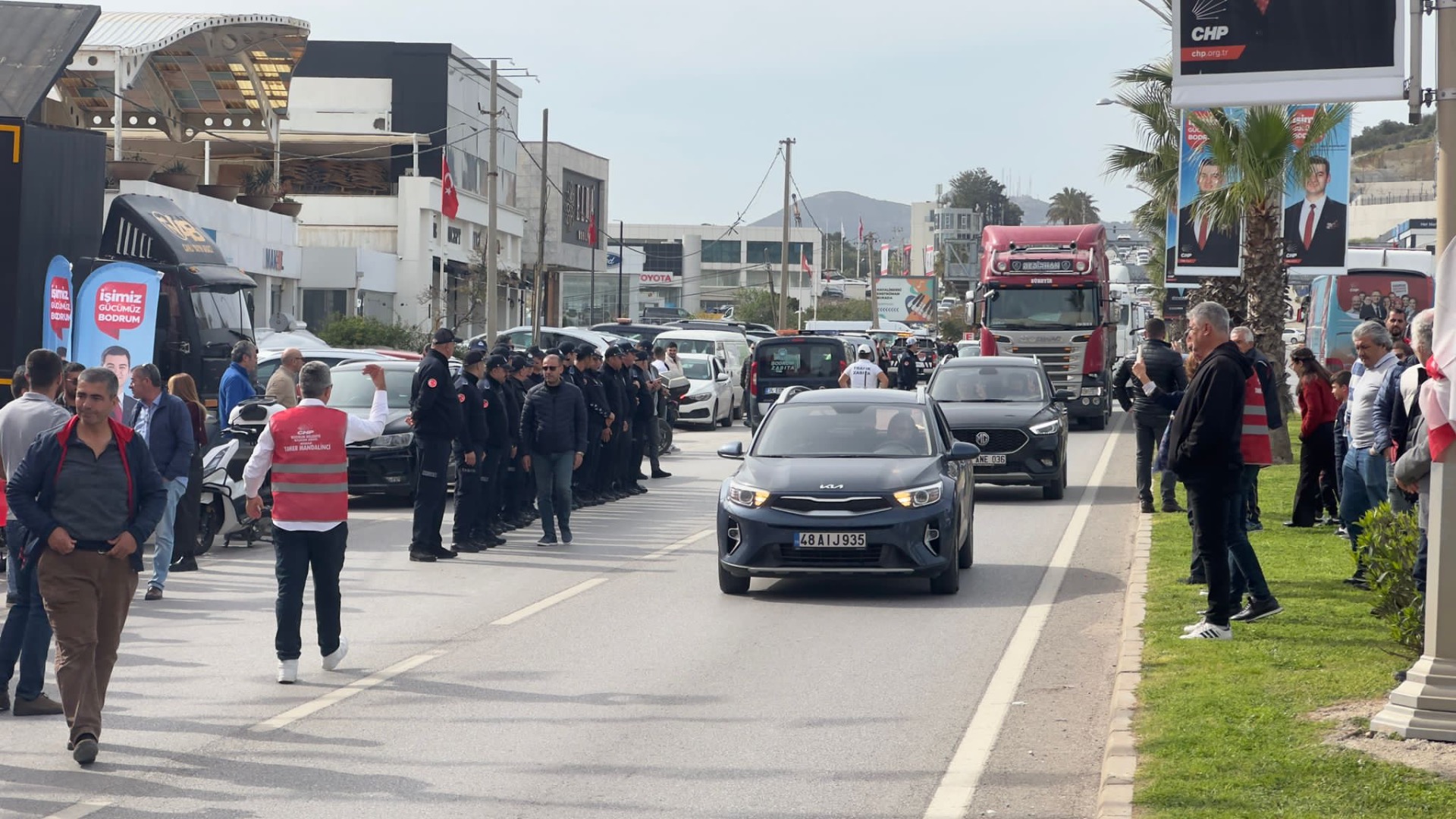 Bodrum’un Kamu çalışanı zabıtalar, CHP’li Ali Mahir Başarır’ı hazır olda saatlerce bekledi!