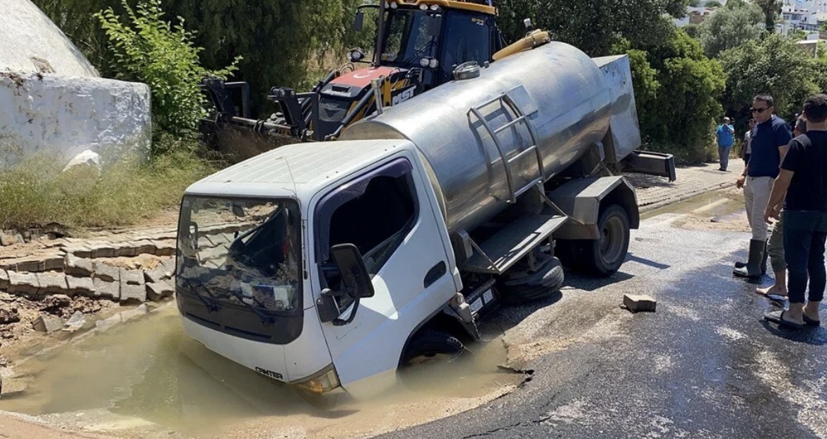Bodrum'da ana isale su hattı patladı: Tanker çukura düştü