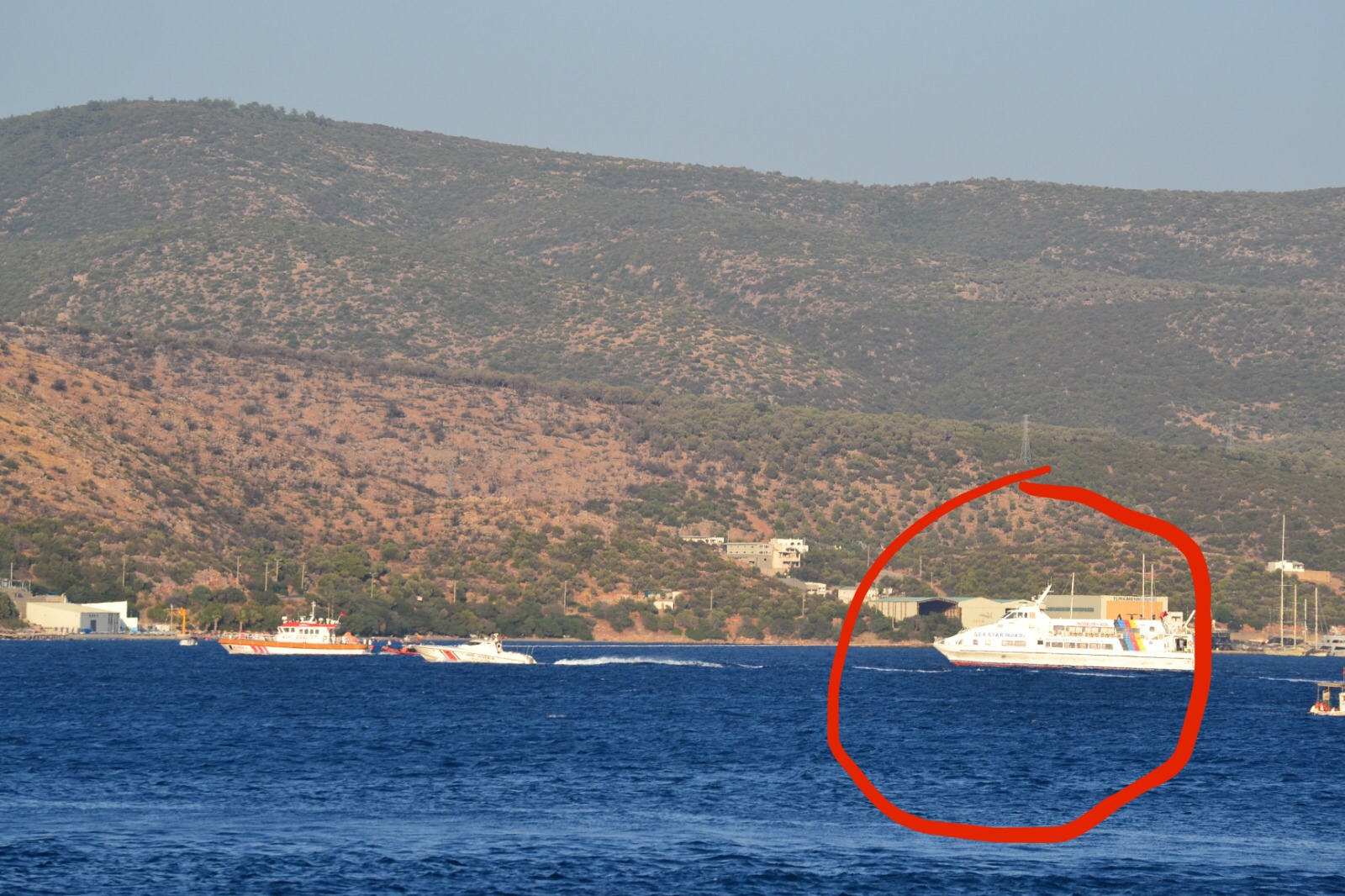 Denizde fırtınalı saatler! Arızalanan Bodrum - Kos feribotunu gemi kurtarma ve sahil güvenlik kurtardı 