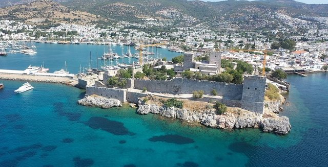 BODRUM KALESİ SU ALTI ARKEOLOJİ MERAKLILARINI BEKLİYOR